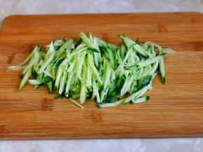 黄瓜洗净切丝。