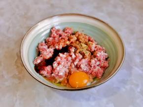 肉糜中，加鸡蛋，十三香，酱油，蚝油，料酒，十三香。