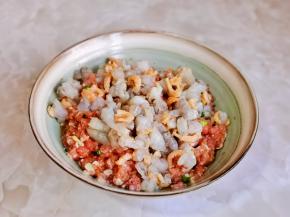 腌制好的虾仁加入肉糜中。