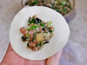 取一张饺子皮，放上馅，按自己喜欢的方式包起来就好啦！
