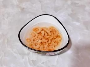 虾米冲洗干净加入料酒冷水泡发。