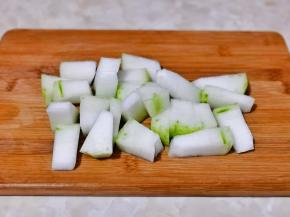 冬瓜去皮，去瓤洗净切小块。