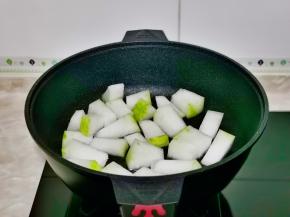 起油锅加入冬瓜翻炒。