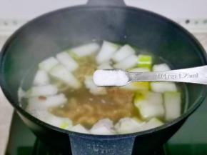 按个人口味加入盐。