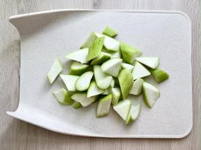 把丝瓜洗净，削皮，去掉头尾，切成滚刀块；