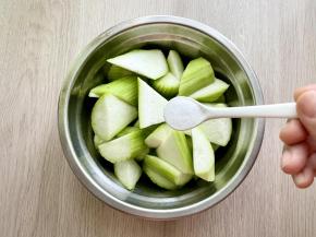 丝瓜不黑不苦的秘诀：在切好的丝瓜上撒一小勺盐抓拌均匀。