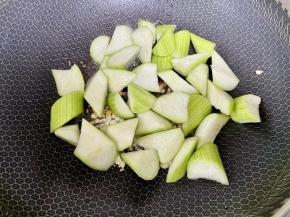 下入丝瓜翻炒，整个过程保持小火。