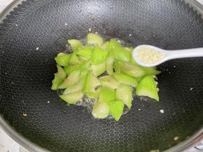 烧至汤汁溢出，瓜肉软糯，因为腌制的时候一经放过盐，就无需再加盐了，只需加少许鸡精，炒匀即可出锅装盘。