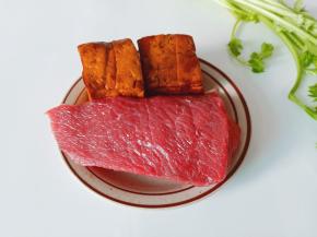 准备牛肉，豆干，芹菜。