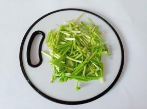 芹菜择去叶子清洗干净切成段。