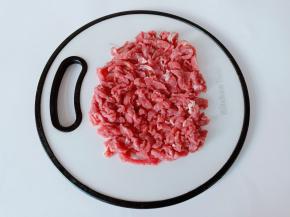 牛肉清洗好后切成薄片再切细丝。