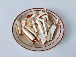 豆干切成细丝。