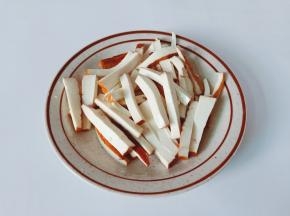 豆干切成细丝。