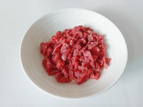 切好的牛肉丝放入碗里。