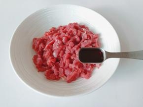 加入生抽一勺。