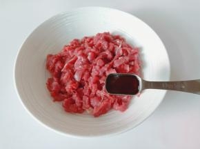 加入蚝油一勺。