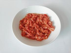 筷子顺着一个方向搅拌均匀。