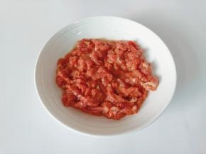 筷子顺着一个方向搅拌均匀。