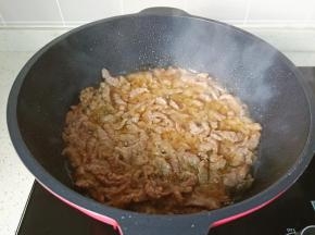 热锅热油放入牛肉丝爆炒至变色盛盘备用。