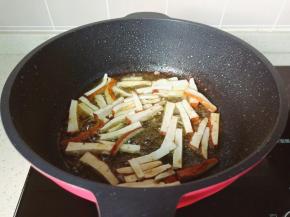 锅里留一点底油，放入豆干翻炒。