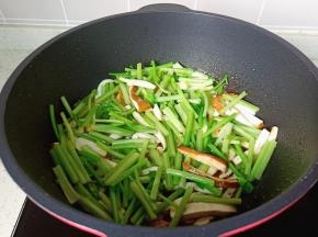 加入芹菜段翻炒断生。
