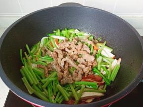 加入炒好的肉丝翻炒均匀。