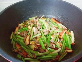 大火翻炒均匀即可出锅。