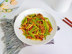 芹菜脆爽，肉丝滑嫩可口！