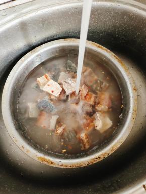 腊鱼剁成小块，用温水提前浸泡半天！中途换几次水！