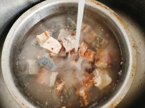 腊鱼剁成小块，用温水提前浸泡半天！中途换几次水！