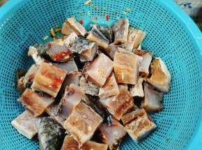 泡好的腊鱼捞出控干水分备用！