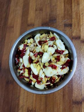 蒜瓣切成片，生姜切成小块，干辣椒切成段备用！