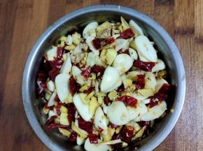 蒜瓣切成片，生姜切成小块，干辣椒切成段备用！