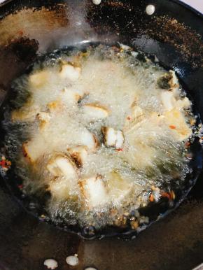 油温七成热，放入腊鱼块中火慢炸！