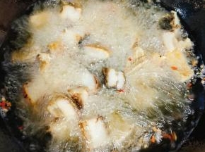 油温七成热，放入腊鱼块中火慢炸！