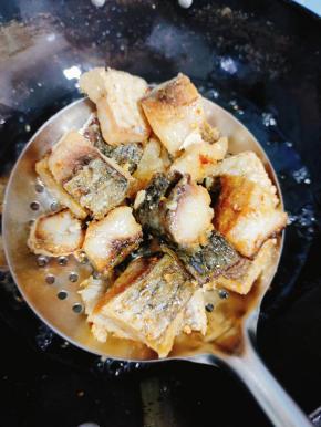 炸至腊鱼块金黄酥脆捞出控干油分备用！