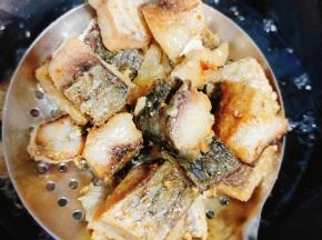 炸至腊鱼块金黄酥脆捞出控干油分备用！