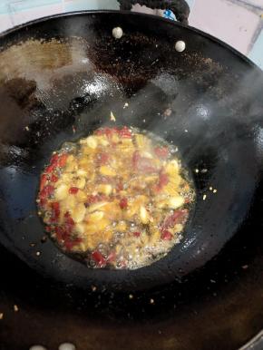 锅里留少许底油，放入花椒，生姜，蒜瓣，干辣椒爆香，再放入一勺郫县豆瓣酱炒出红油！