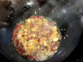 锅里留少许底油，放入花椒，生姜，蒜瓣，干辣椒爆香，再放入一勺郫县豆瓣酱炒出红油！
