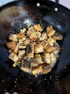 放入炸好的腊鱼块翻炒片刻！