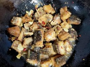 放入炸好的腊鱼块翻炒片刻！