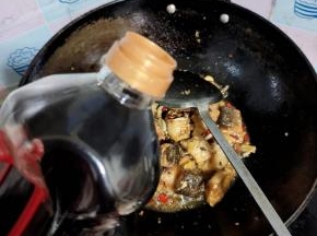 放入一大勺香醋去腥提鲜！