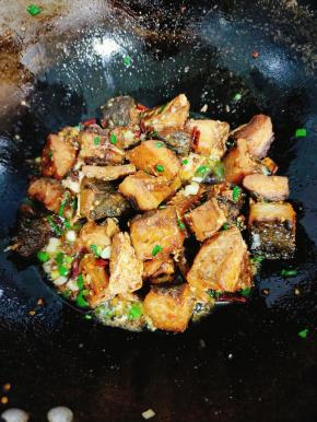 起锅前放入适量的鸡精和葱花翻炒均匀即可！