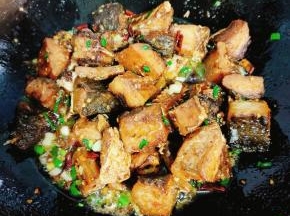 起锅前放入适量的鸡精和葱花翻炒均匀即可！