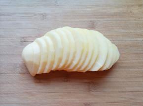 土豆去皮洗干净切成片。