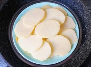 放在盘子里隔水蒸熟（用时20分钟左右）。
