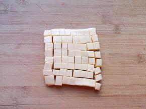 芝士片切成小块。