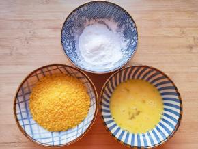 提前把鸡蛋打散，准备好玉米淀粉和面包糠。