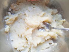 蒸熟的土豆片放入盆里，用勺子压成土豆泥。