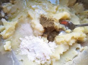 加入盐、黑胡椒粉、玉米油和玉米淀粉，搅拌均匀。